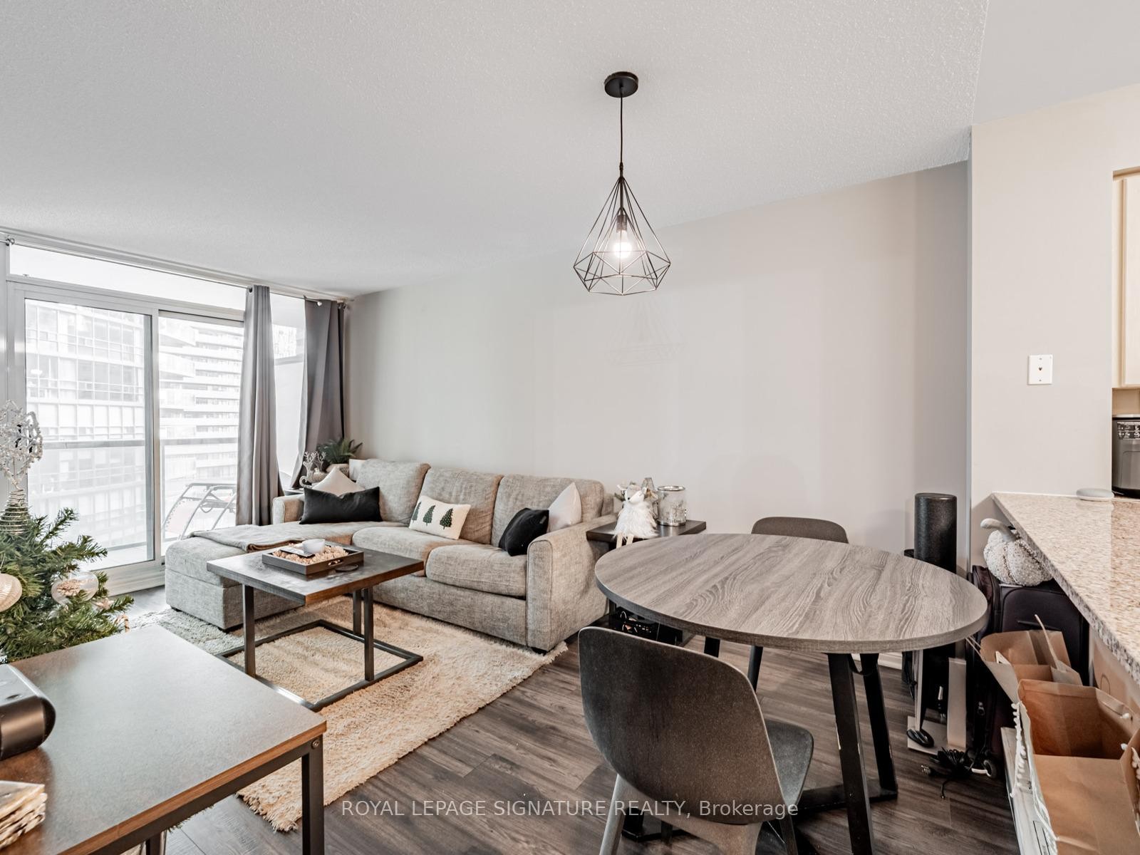 902-51 Lower Simcoe Street, Toronto, ON - Indoor Photo Showing Living Room