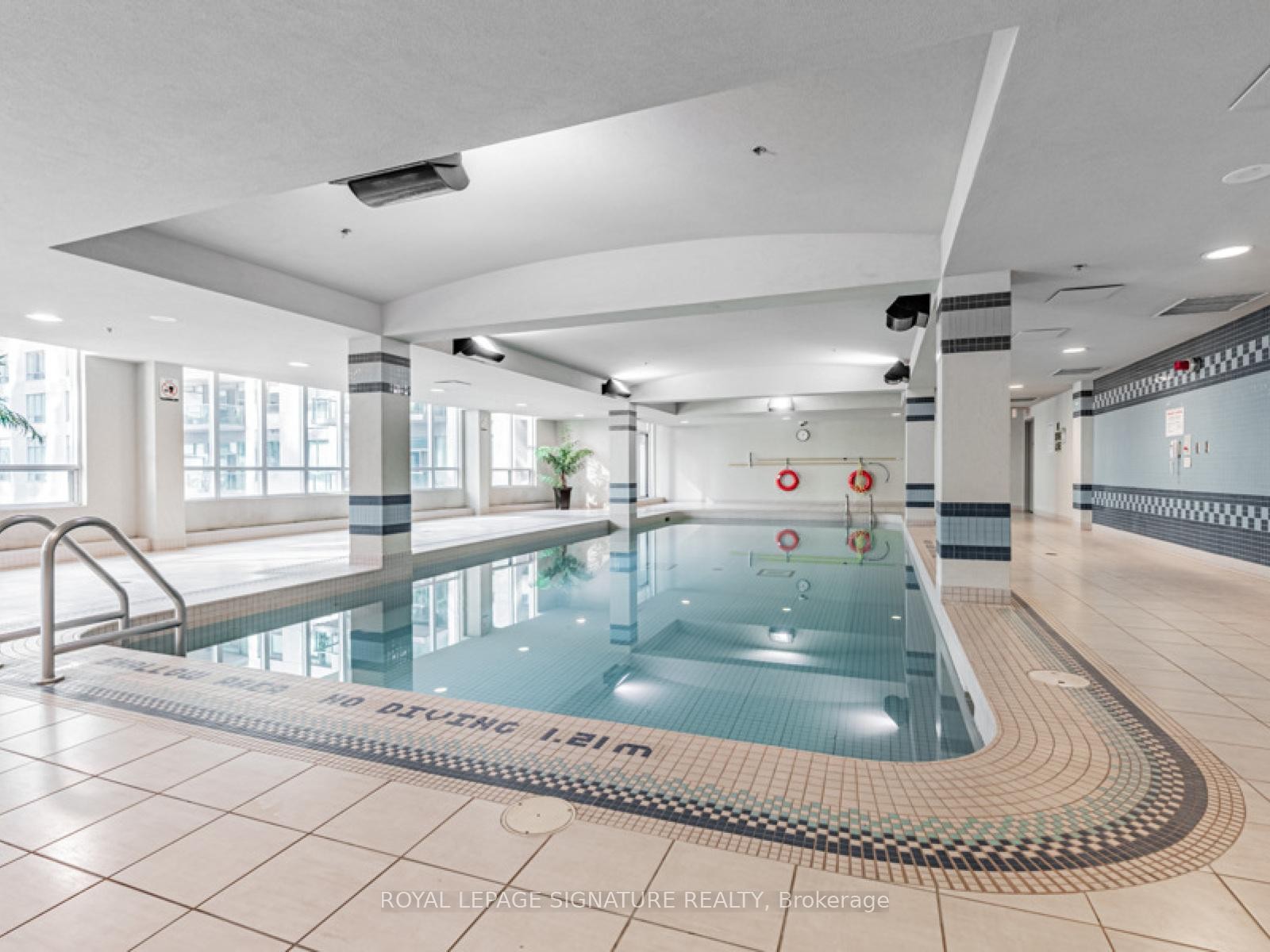 902-51 Lower Simcoe Street, Toronto, ON - Indoor Photo Showing Other Room With In Ground Pool