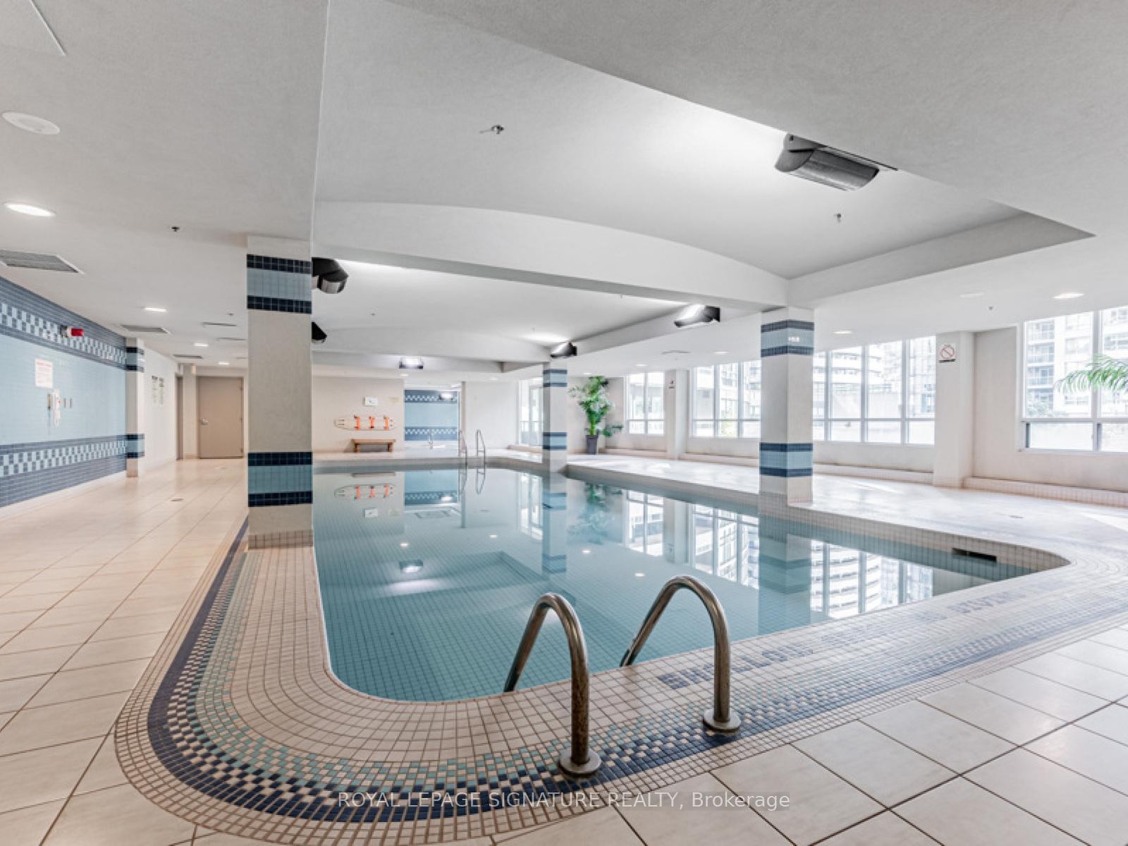 902-51 Lower Simcoe Street, Toronto, ON - Indoor Photo Showing Other Room With In Ground Pool