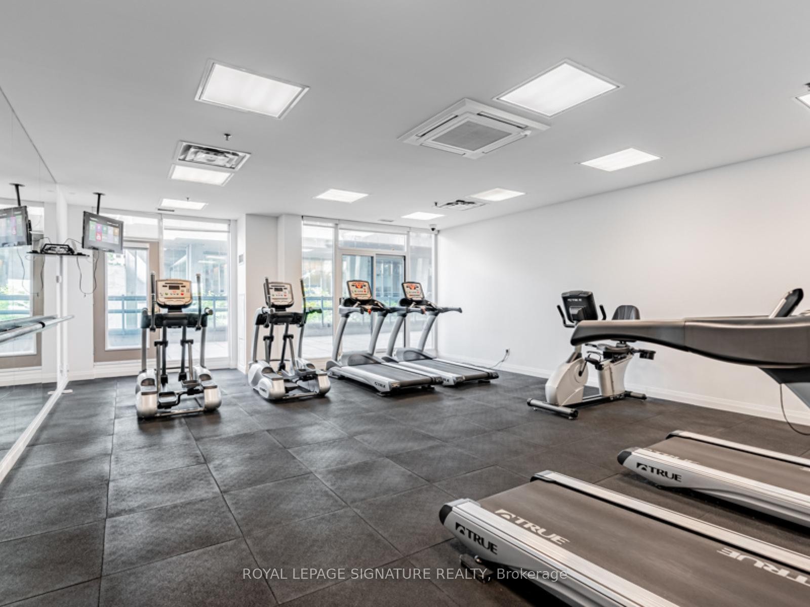 902-51 Lower Simcoe Street, Toronto, ON - Indoor Photo Showing Gym Room