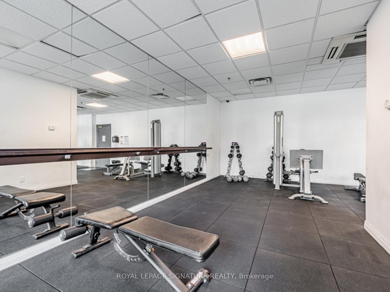 902-51 Lower Simcoe Street, Toronto, ON - Indoor Photo Showing Gym Room