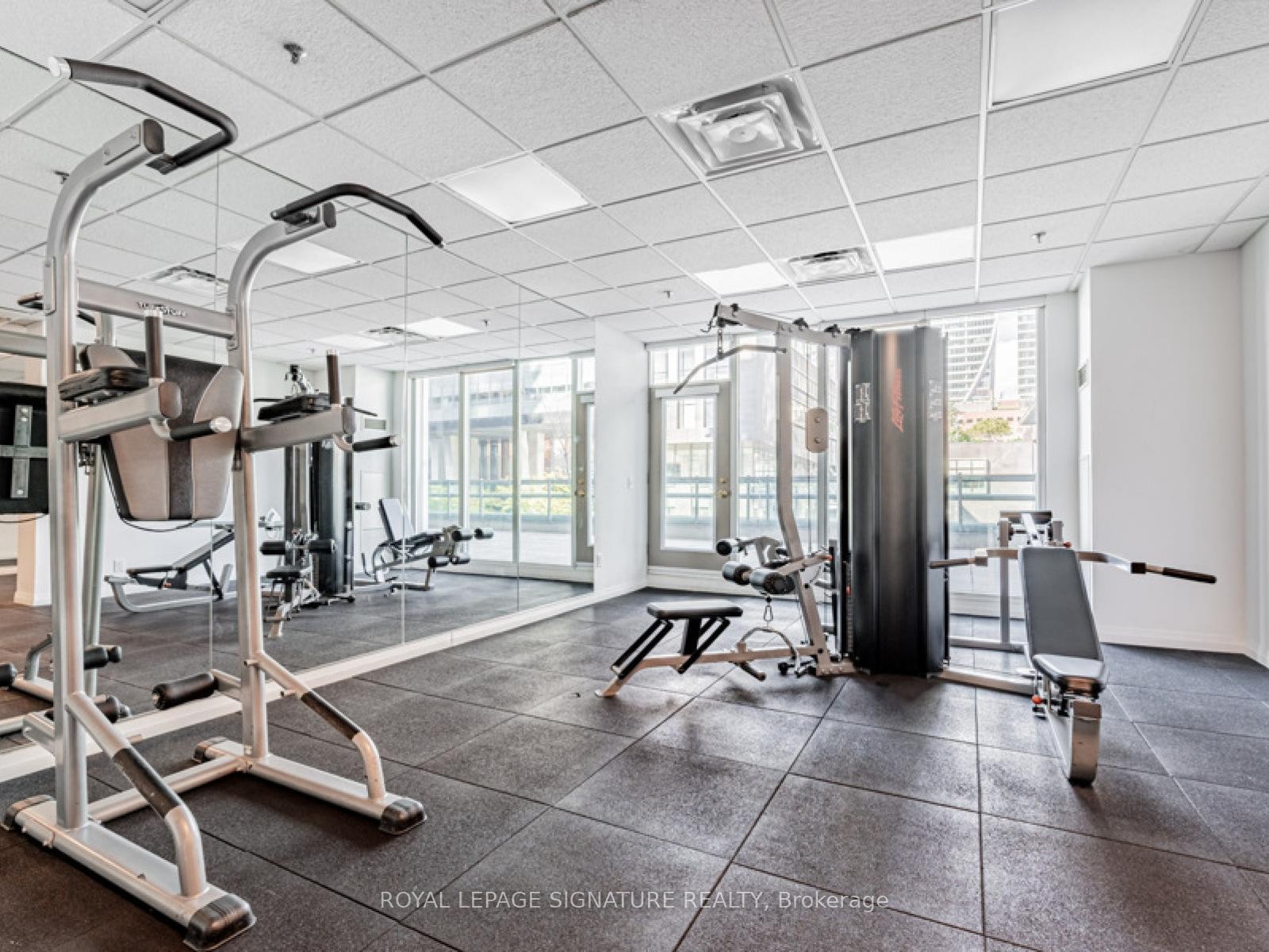 902-51 Lower Simcoe Street, Toronto, ON - Indoor Photo Showing Gym Room