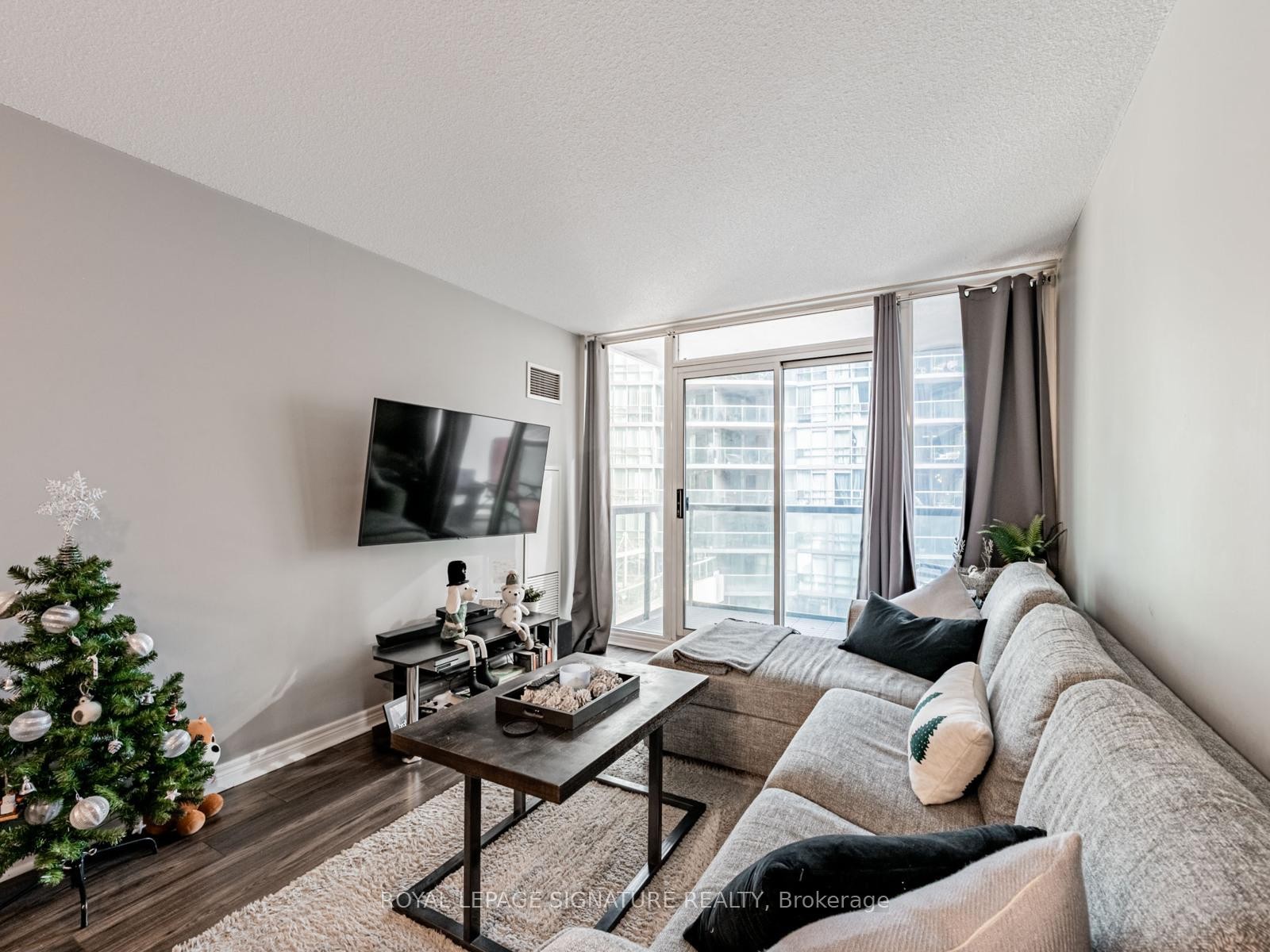 902-51 Lower Simcoe Street, Toronto, ON - Indoor Photo Showing Living Room
