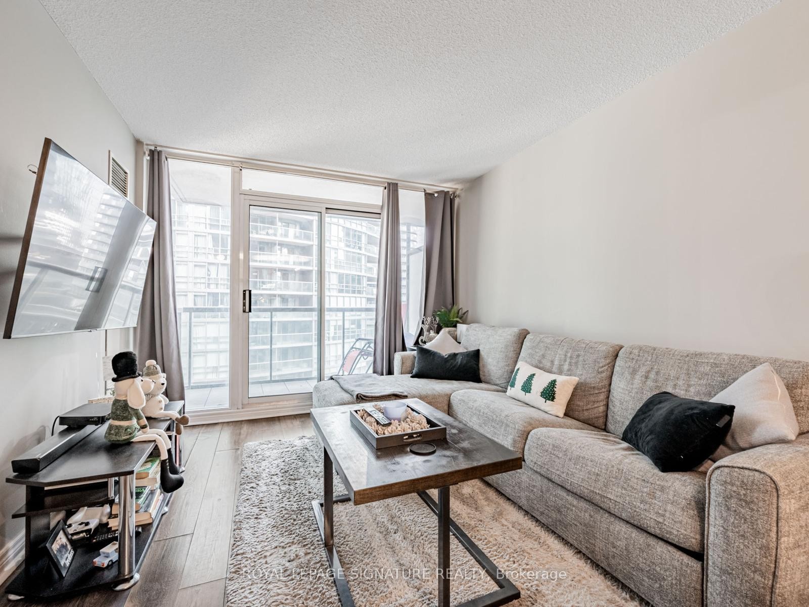 902-51 Lower Simcoe Street, Toronto, ON - Indoor Photo Showing Living Room