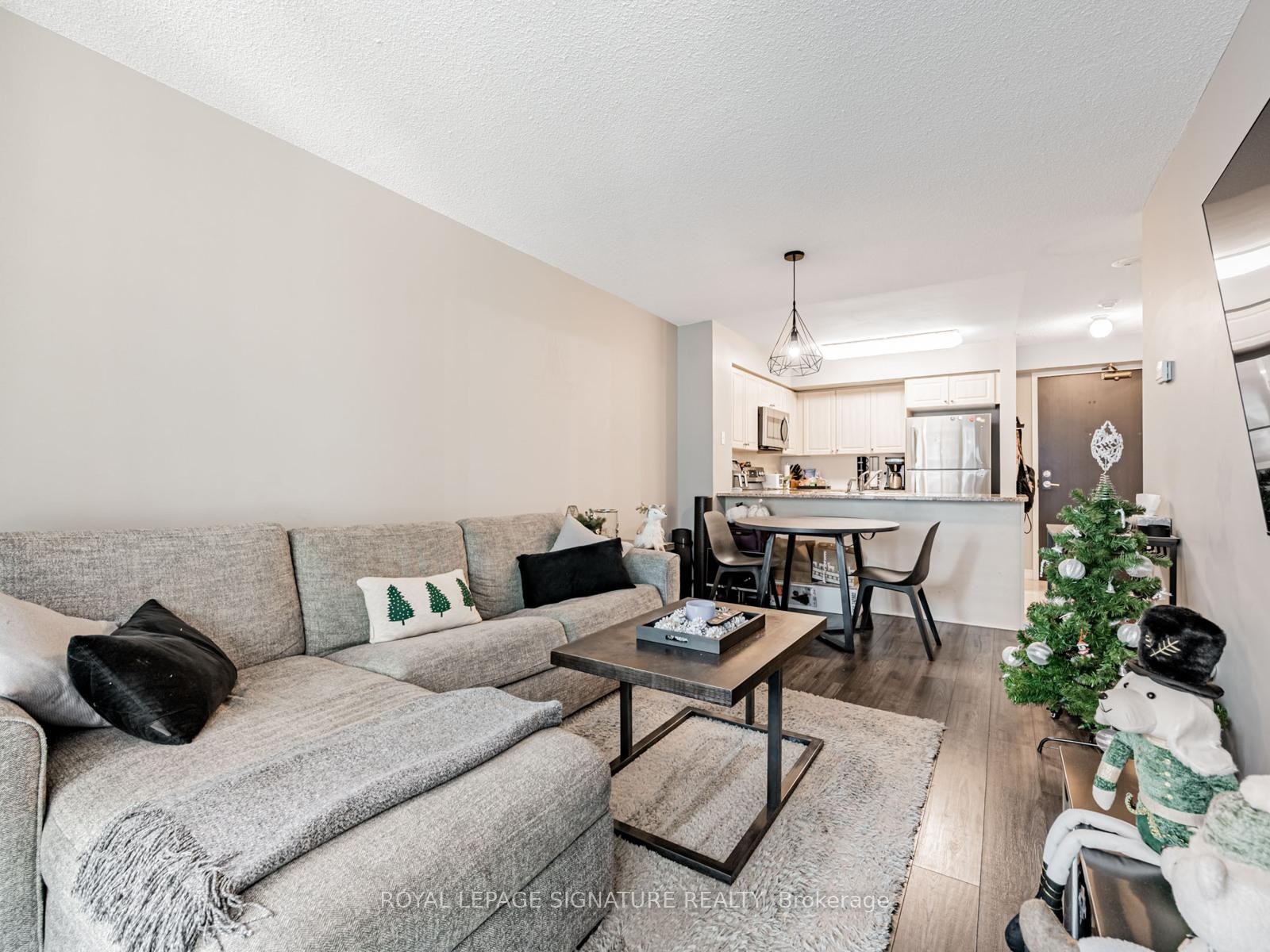 902-51 Lower Simcoe Street, Toronto, ON - Indoor Photo Showing Living Room