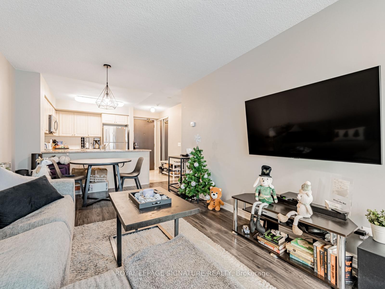 902-51 Lower Simcoe Street, Toronto, ON - Indoor Photo Showing Living Room