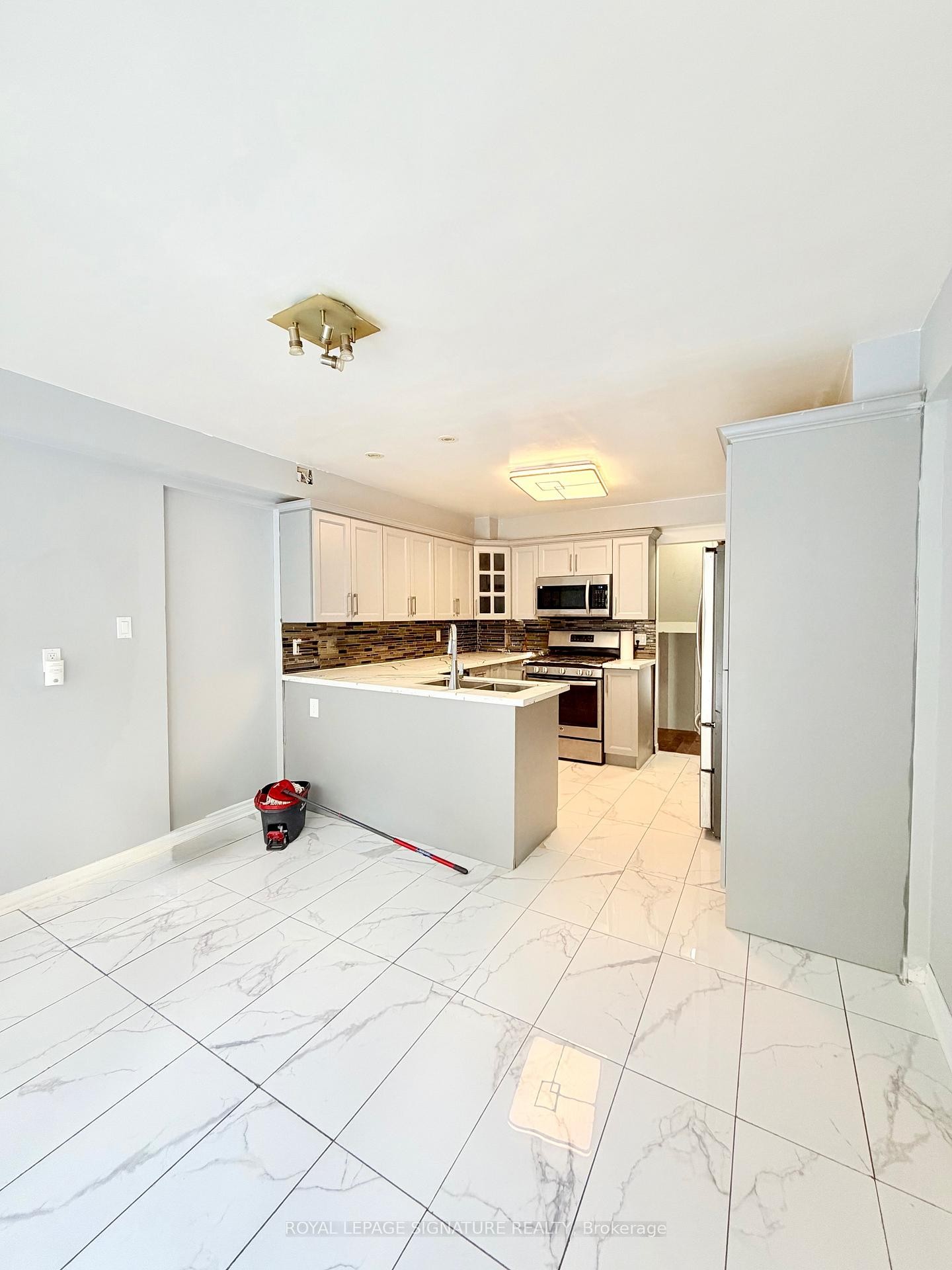 Room 1-41 Broadbridge Drive, Toronto, ON - Indoor