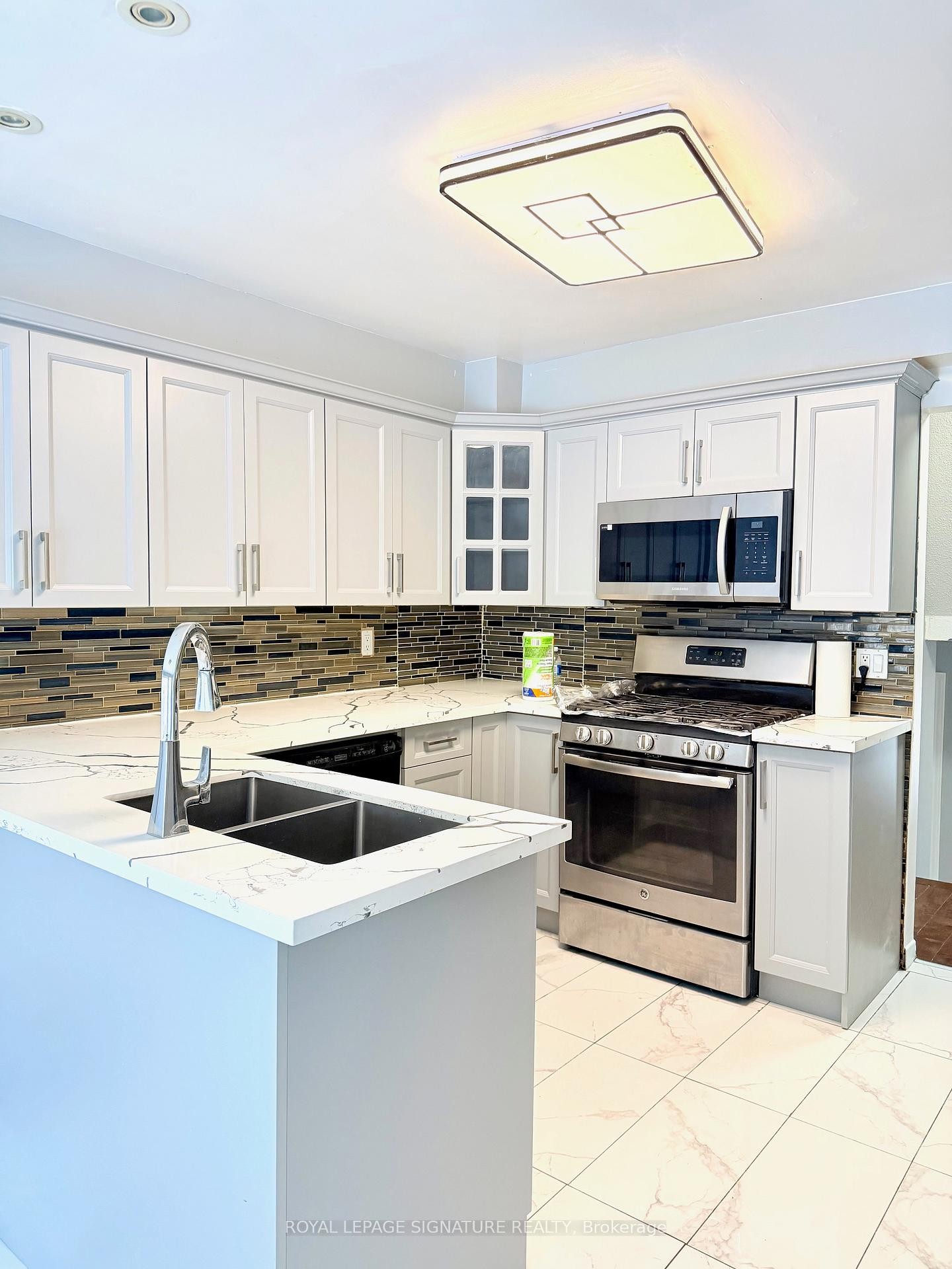 Room 1-41 Broadbridge Drive, Toronto, ON - Indoor Photo Showing Kitchen With Double Sink With Upgraded Kitchen