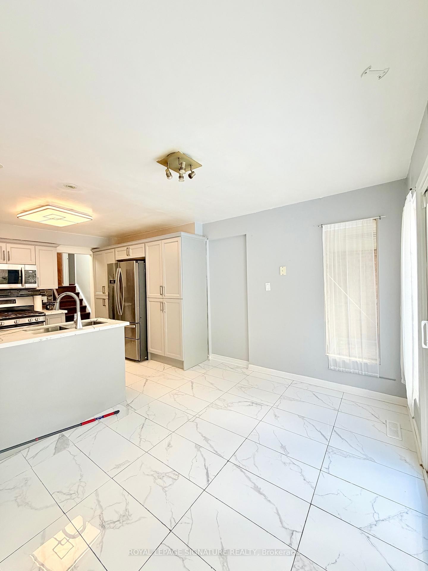 Room 1-41 Broadbridge Drive, Toronto, ON - Indoor