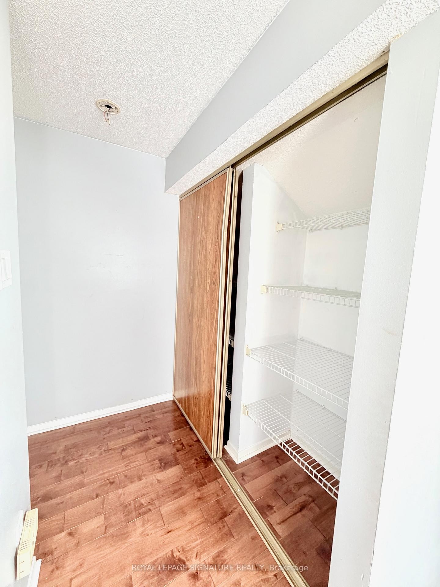 Room 1-41 Broadbridge Drive, Toronto, ON - Indoor
