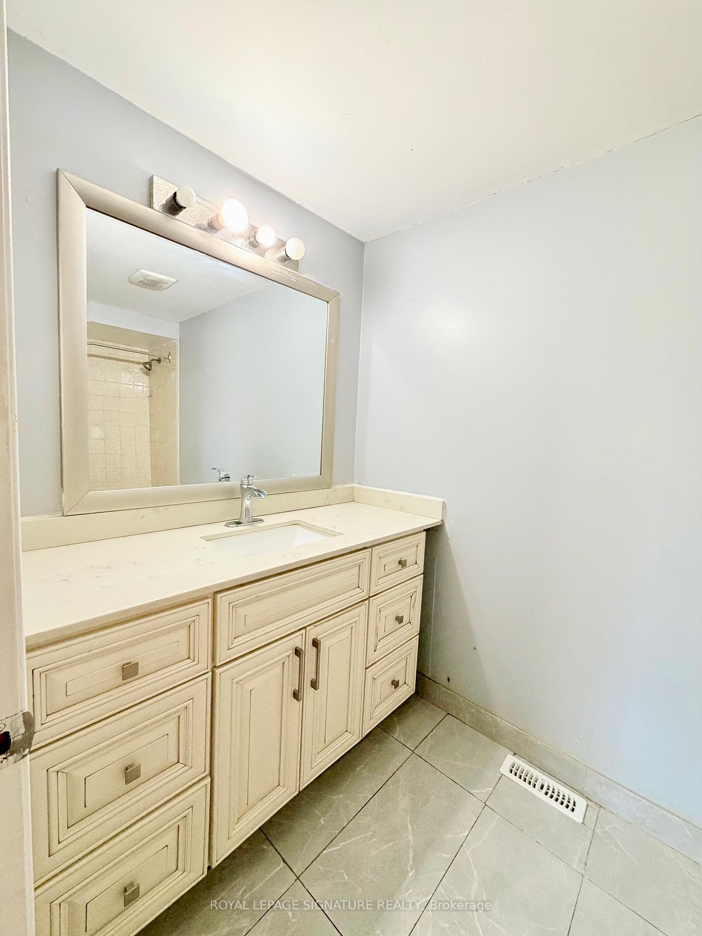 Room 1-41 Broadbridge Drive, Toronto, ON - Indoor Photo Showing Bathroom