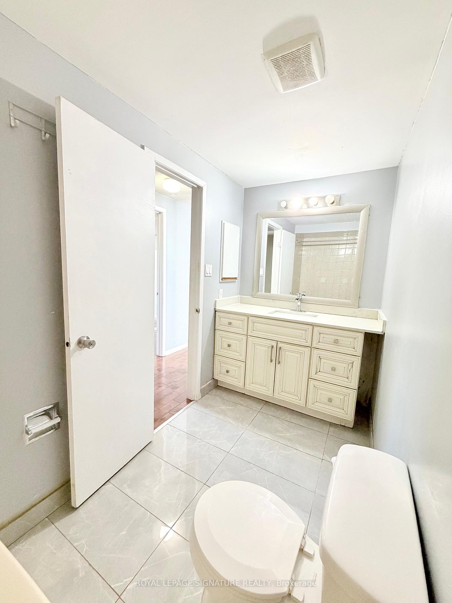 Room 1-41 Broadbridge Drive, Toronto, ON - Indoor Photo Showing Bathroom