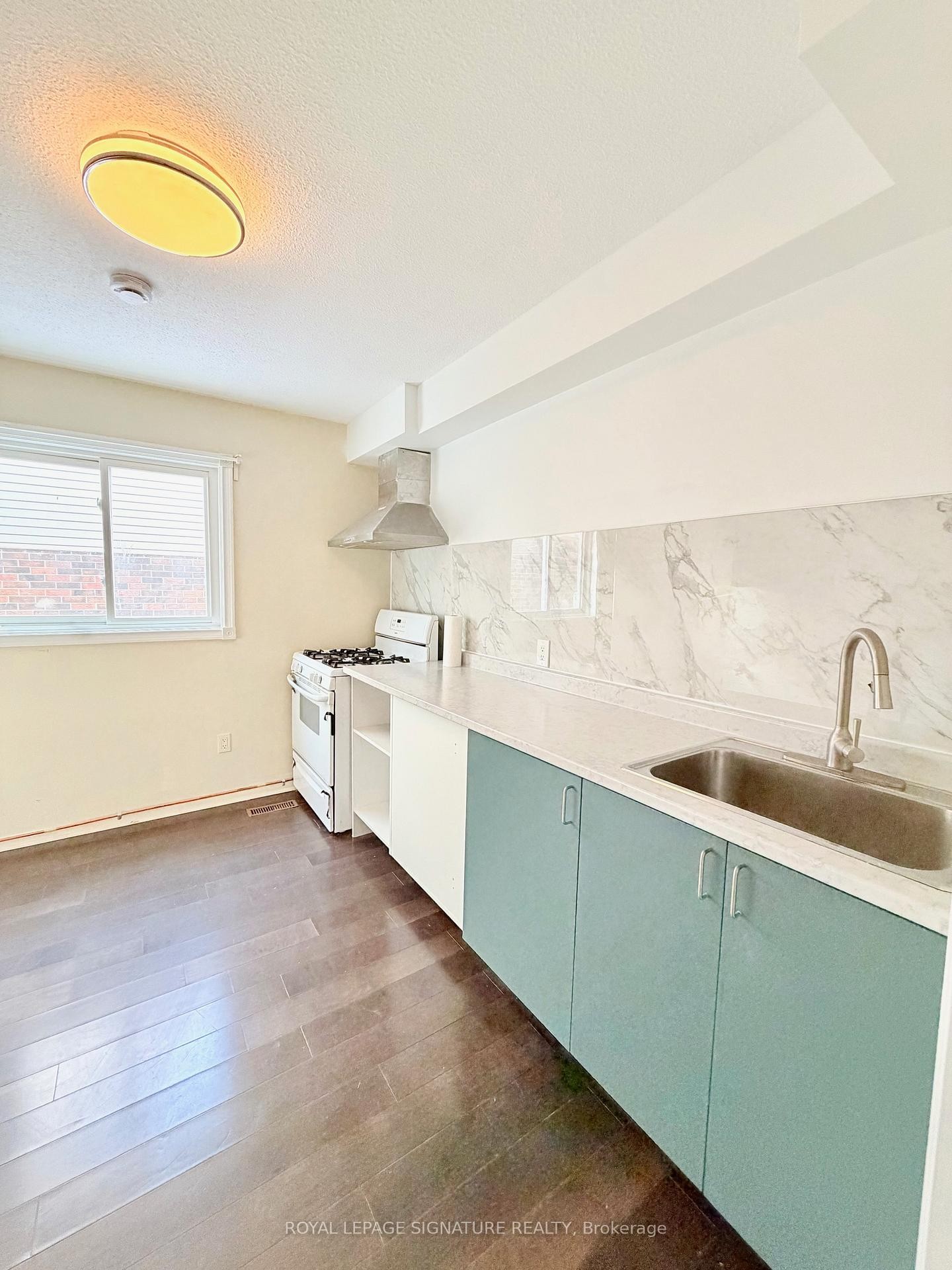 Room 1-41 Broadbridge Drive, Toronto, ON - Indoor Photo Showing Kitchen