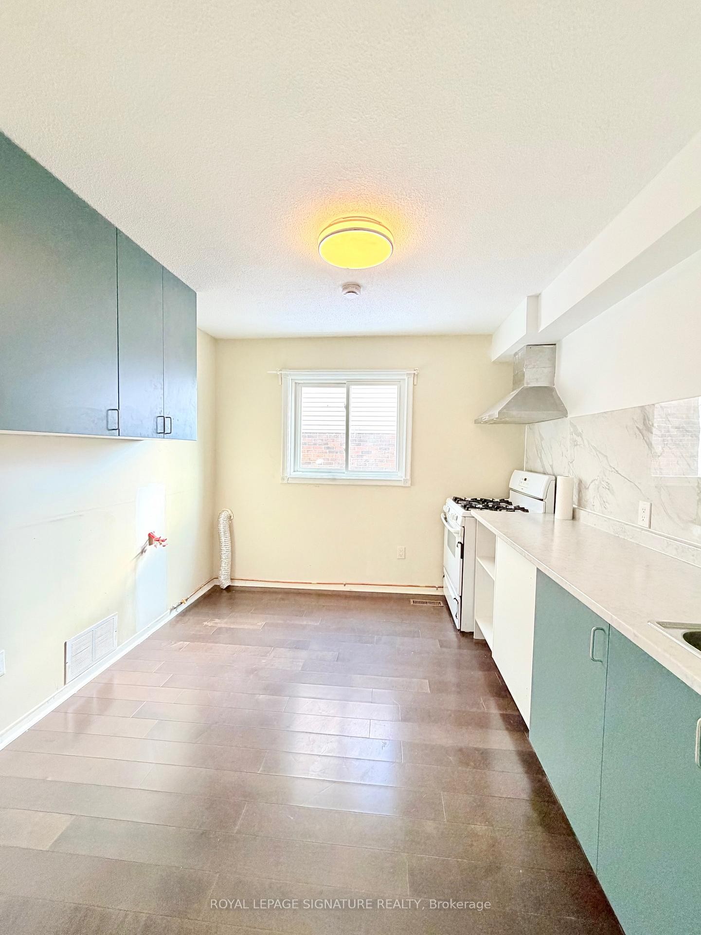 Room 1-41 Broadbridge Drive, Toronto, ON - Indoor Photo Showing Kitchen