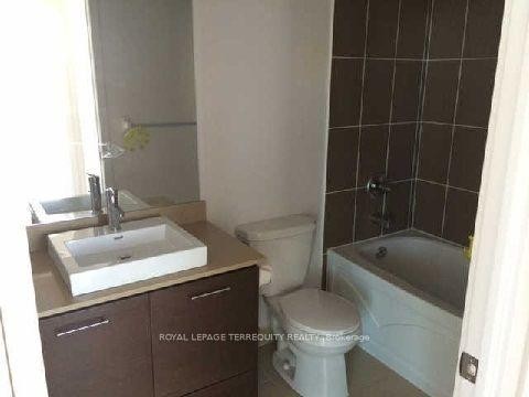 1302-26 Norton Avenue, Toronto, ON - Indoor Photo Showing Bathroom