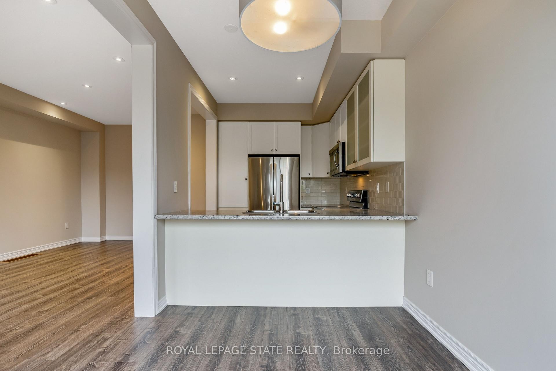 27 Waterview Lane, Grimsby, ON - Indoor Photo Showing Kitchen With Double Sink