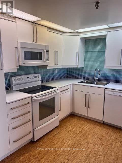 712 - 71 Front Street E, Toronto, ON - Indoor Photo Showing Kitchen