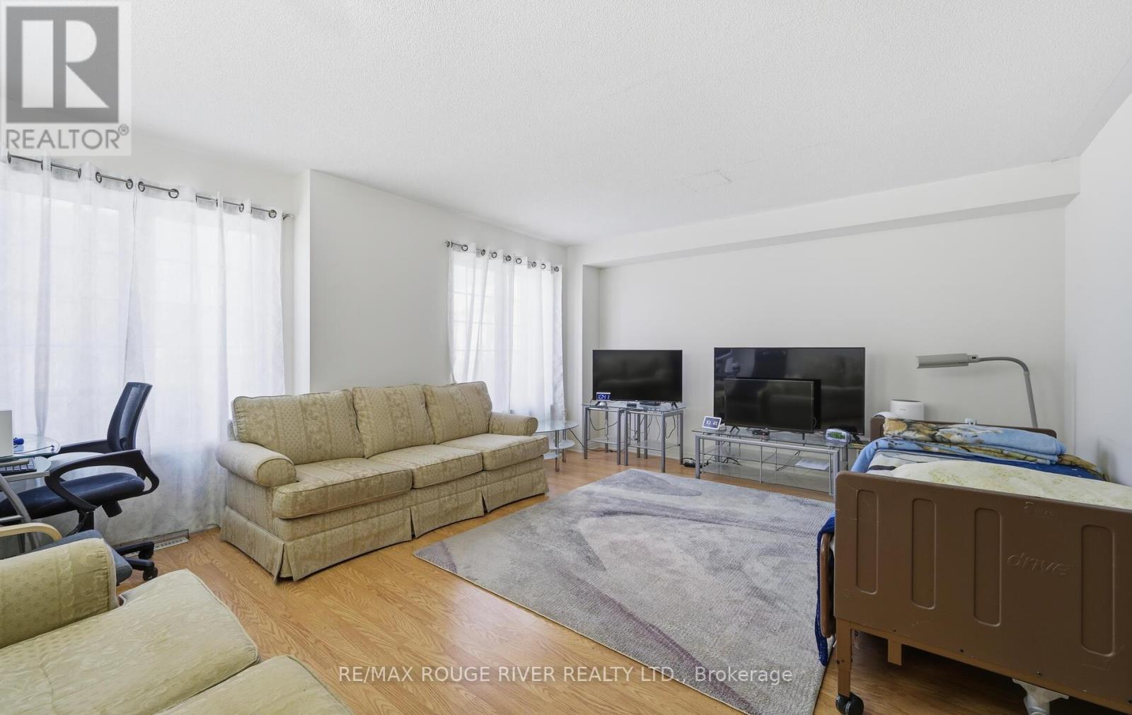 38 - 1850 Kingston Road, Pickering, ON - Indoor Photo Showing Living Room