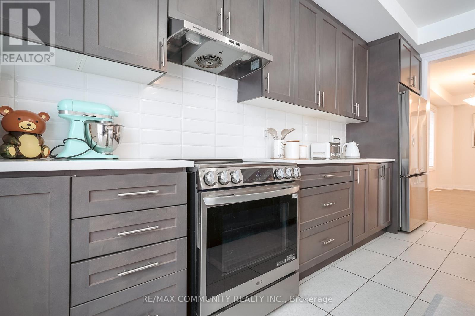 55 Hoad Street N, Clarington, ON - Indoor Photo Showing Kitchen With Upgraded Kitchen