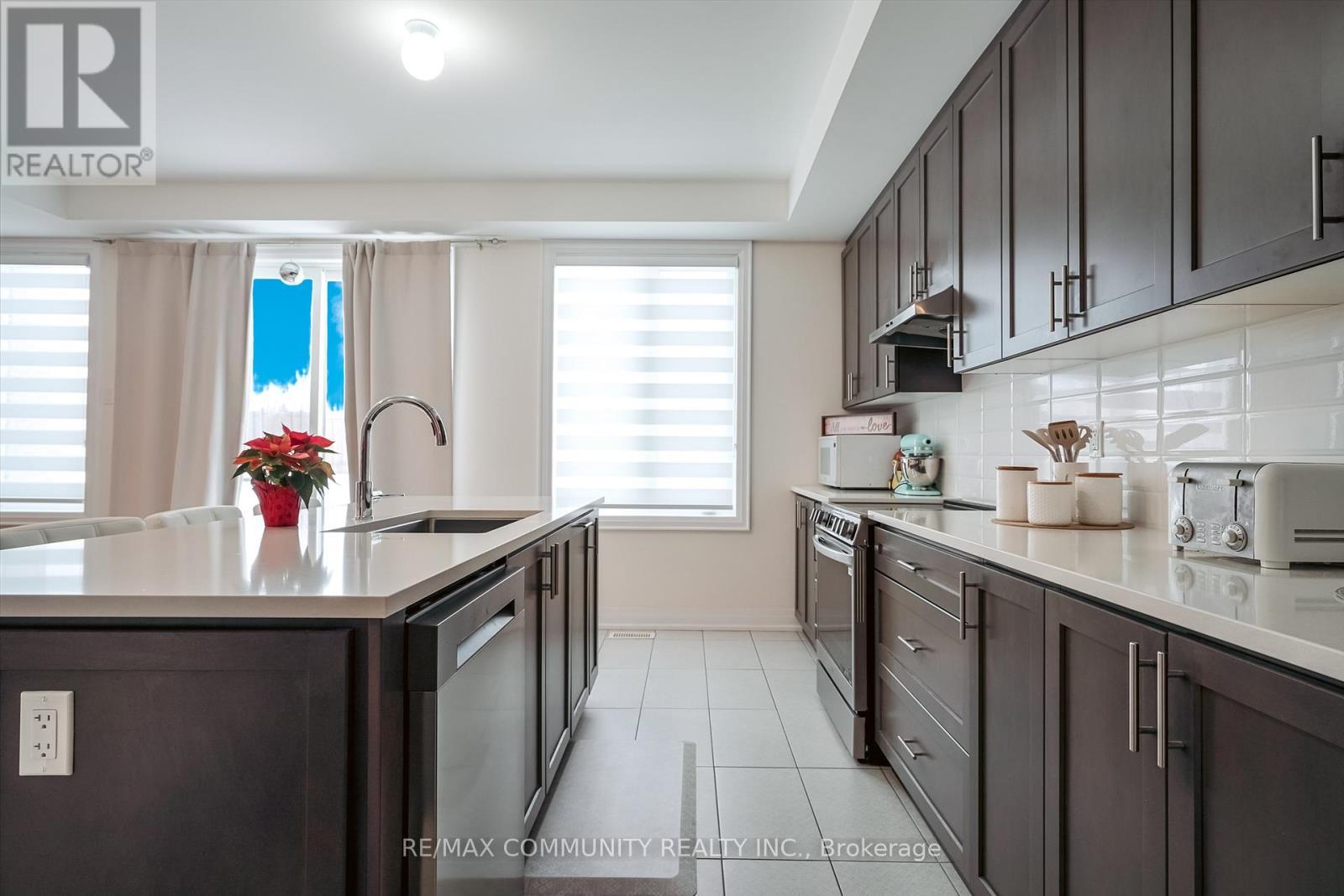 55 Hoad Street N, Clarington, ON - Indoor Photo Showing Kitchen With Upgraded Kitchen
