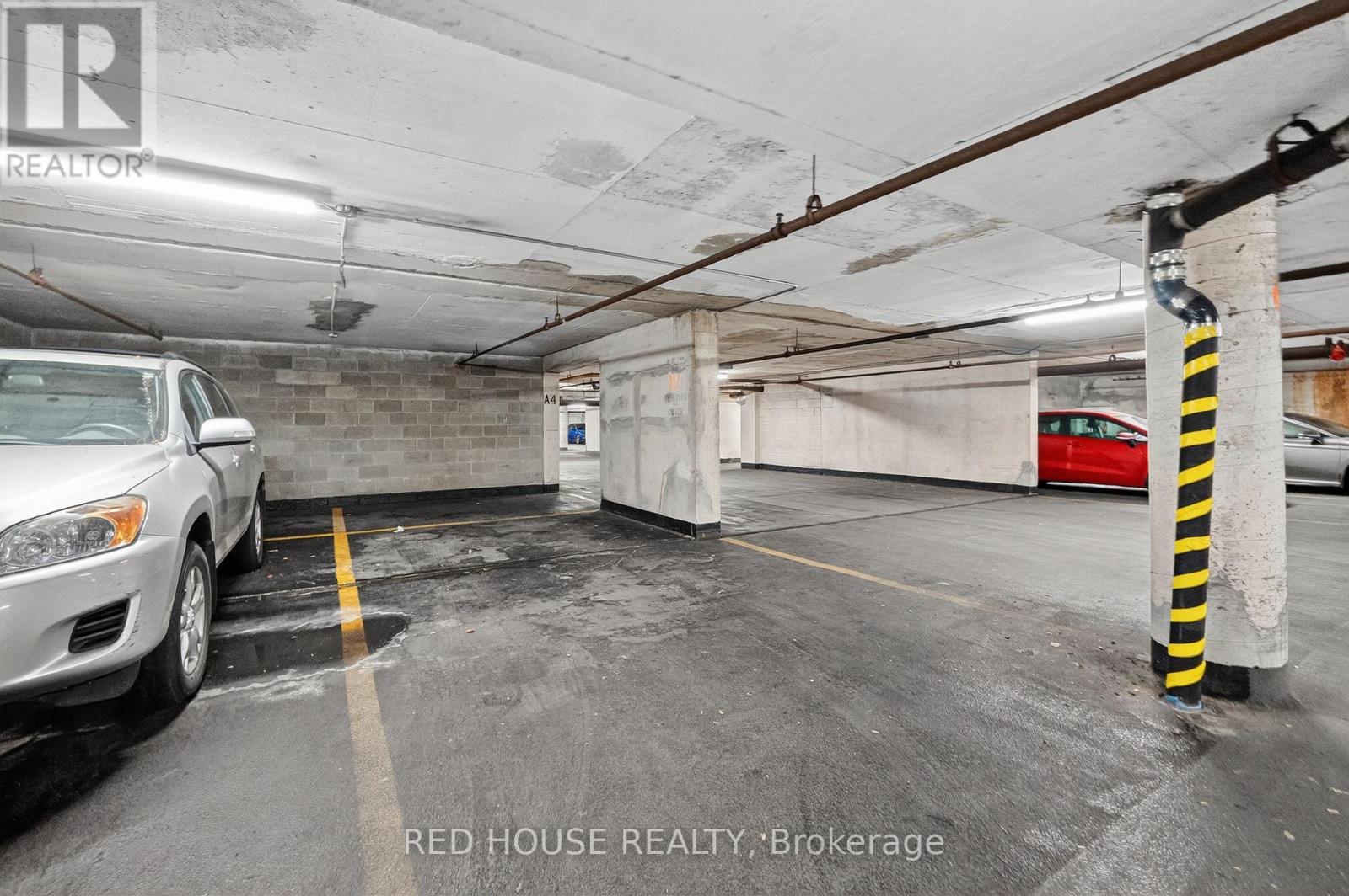 1404 - 75 Queen Street N, Hamilton, ON - Indoor Photo Showing Garage