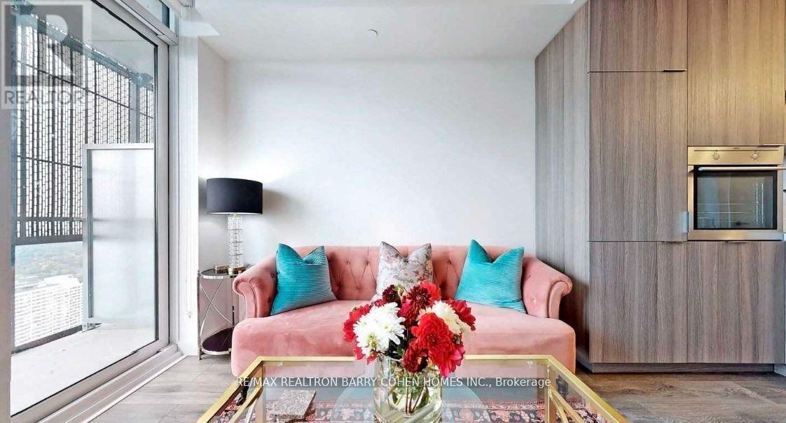 3909 - 8 Eglinton Avenue E, Toronto, ON - Indoor