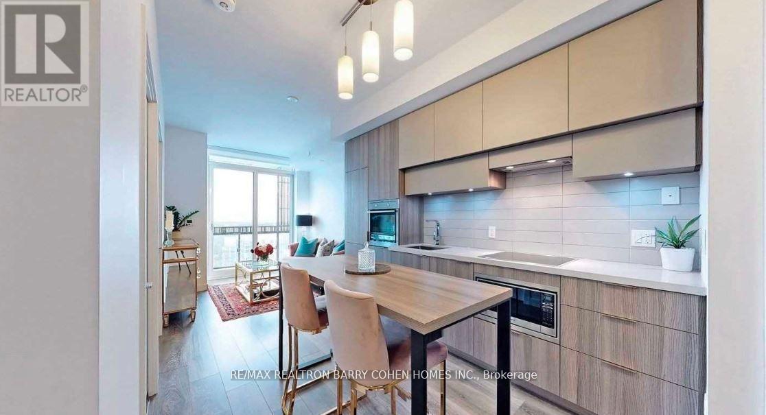 3909 - 8 Eglinton Avenue E, Toronto, ON - Indoor