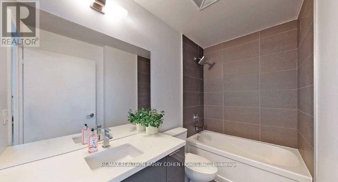 3909 - 8 Eglinton Avenue E, Toronto, ON - Indoor Photo Showing Bathroom