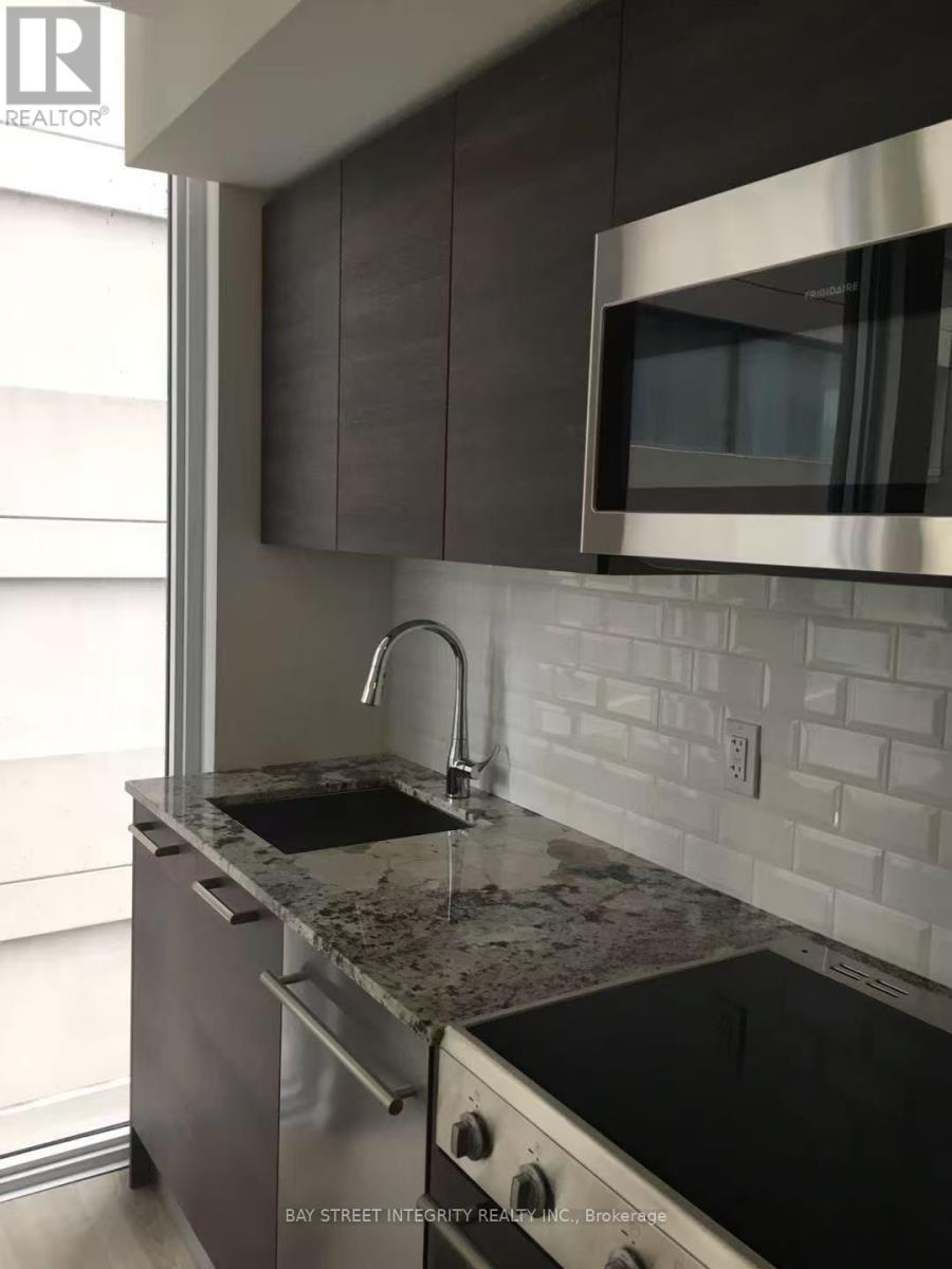 710 - 28 Wellesley Street E, Toronto, ON - Indoor Photo Showing Kitchen With Upgraded Kitchen