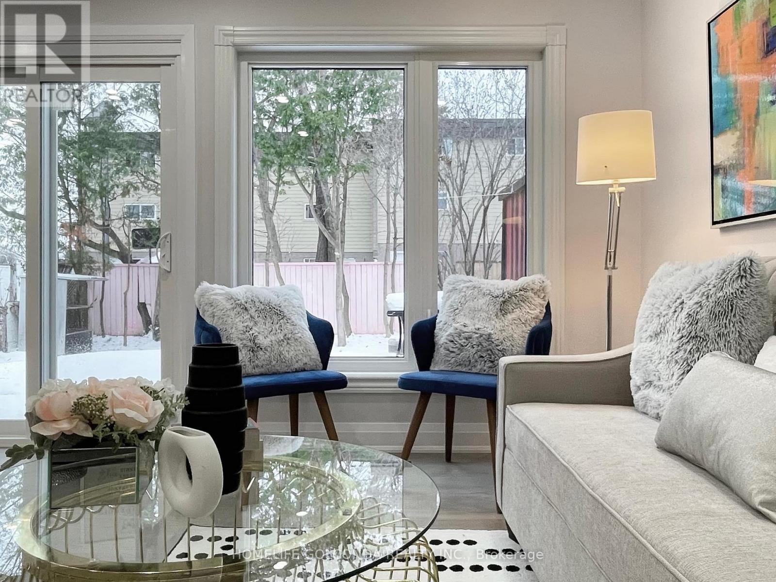 14 Brigadoon Crescent, Toronto, ON - Indoor Photo Showing Living Room