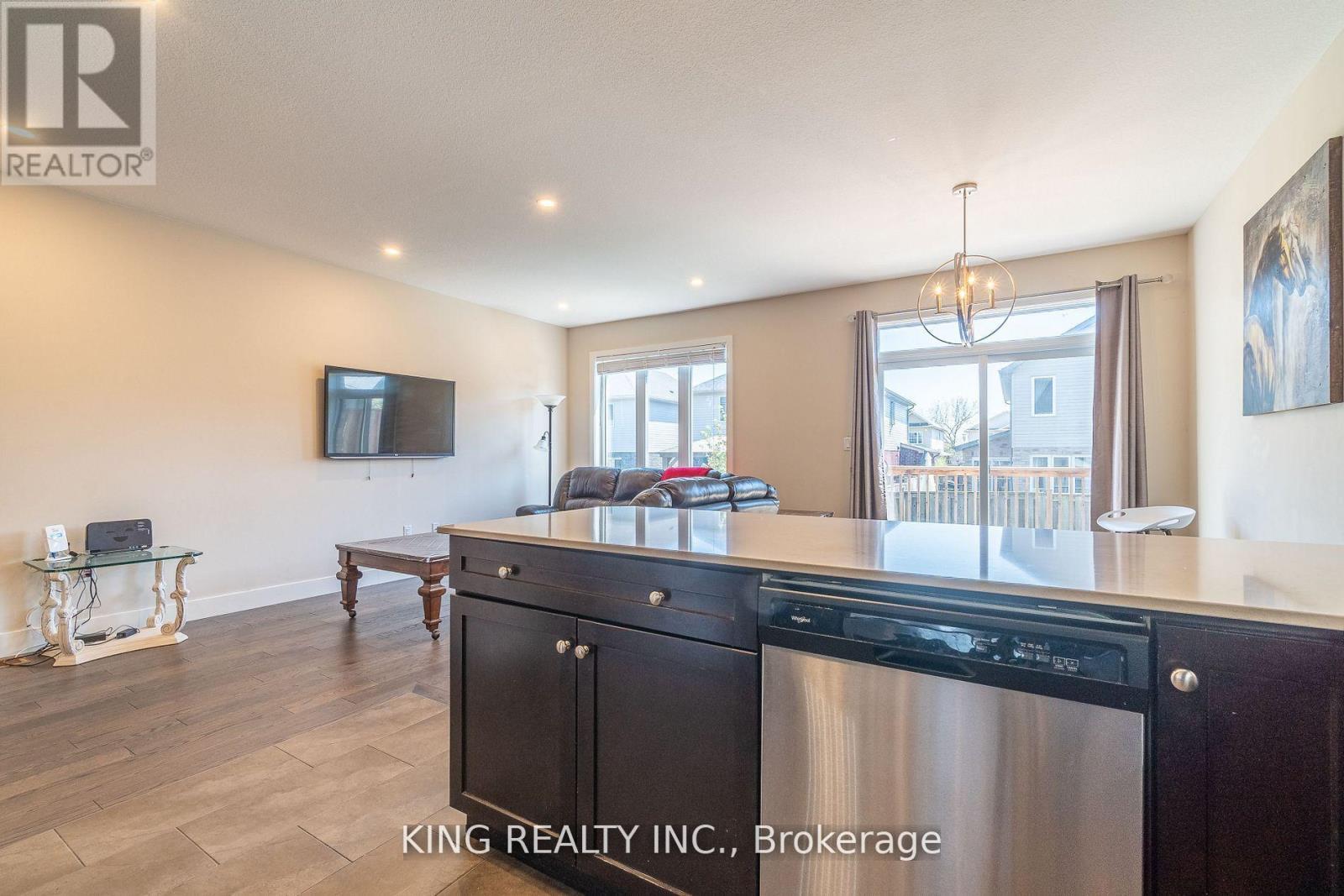 135 - 1960 Dalmagarry Road E, London North, ON - Indoor Photo Showing Kitchen