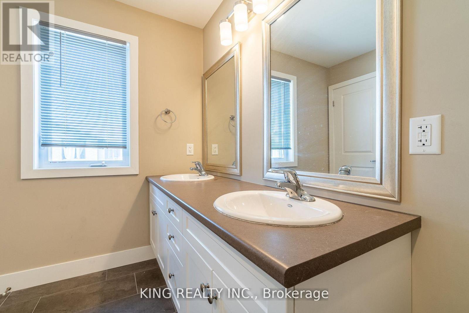 135 - 1960 Dalmagarry Road E, London North, ON - Indoor Photo Showing Bathroom