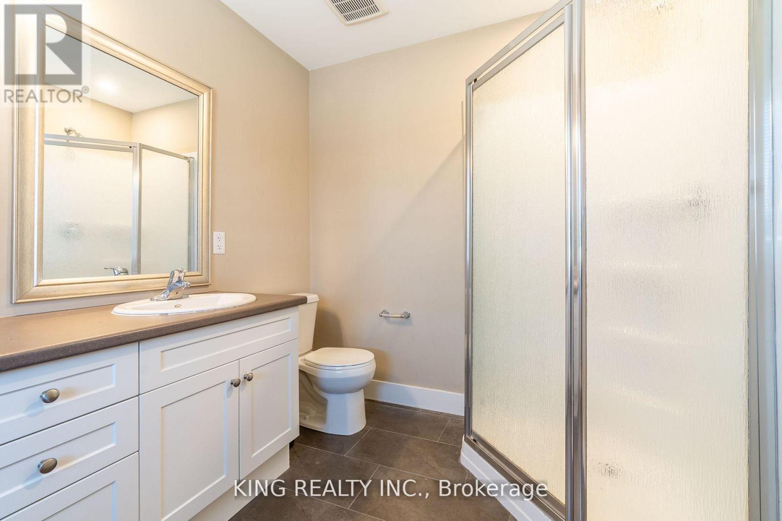 135 - 1960 Dalmagarry Road E, London North, ON - Indoor Photo Showing Bathroom