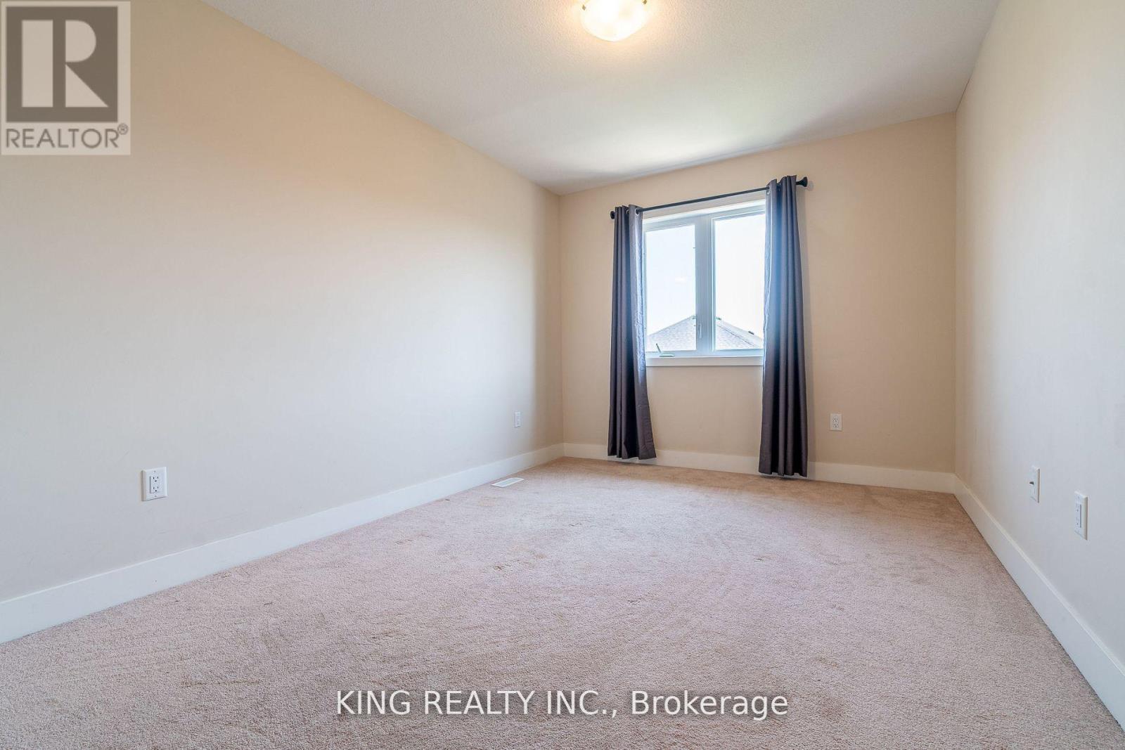 135 - 1960 Dalmagarry Road E, London North, ON - Indoor Photo Showing Other Room