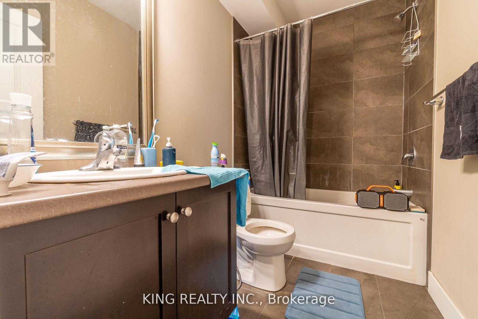 135 - 1960 Dalmagarry Road E, London North, ON - Indoor Photo Showing Bathroom