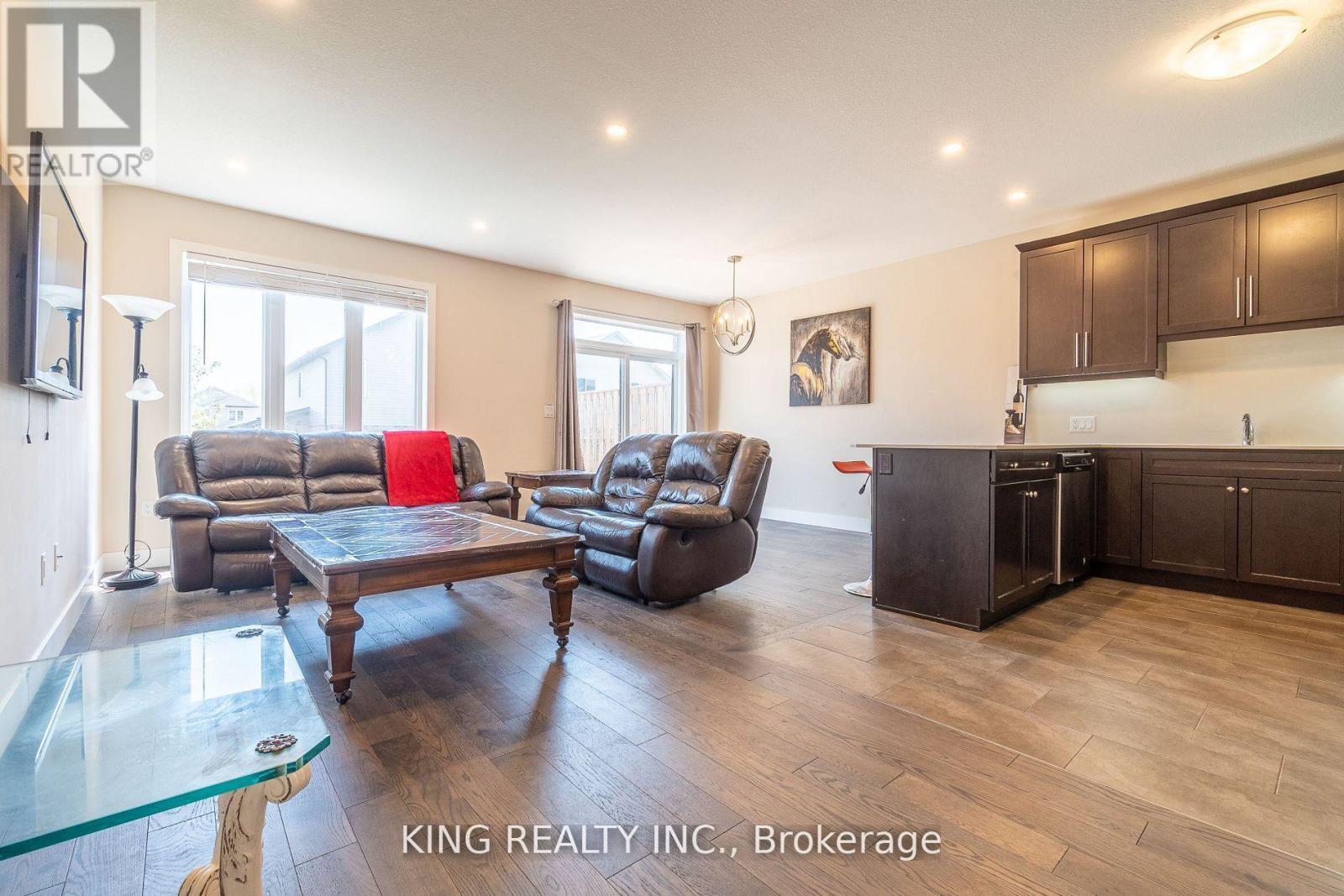 135 - 1960 Dalmagarry Road E, London North, ON - Indoor