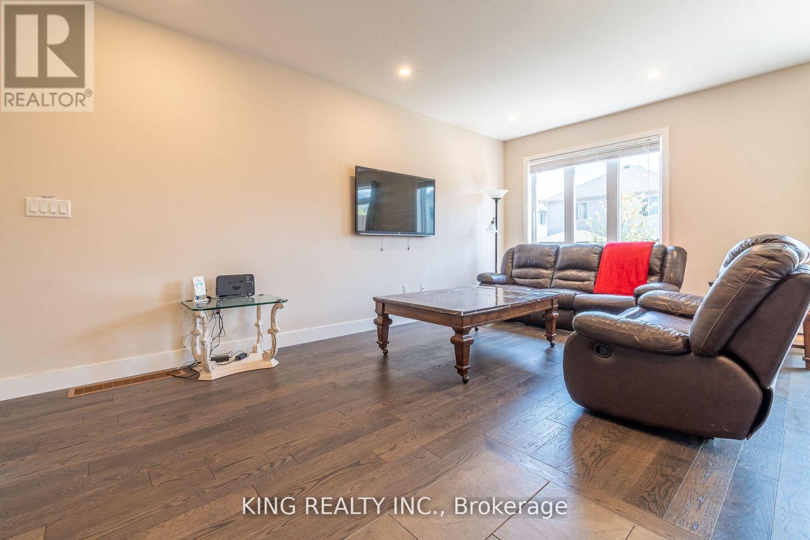 135 - 1960 Dalmagarry Road E, London North, ON - Indoor Photo Showing Living Room