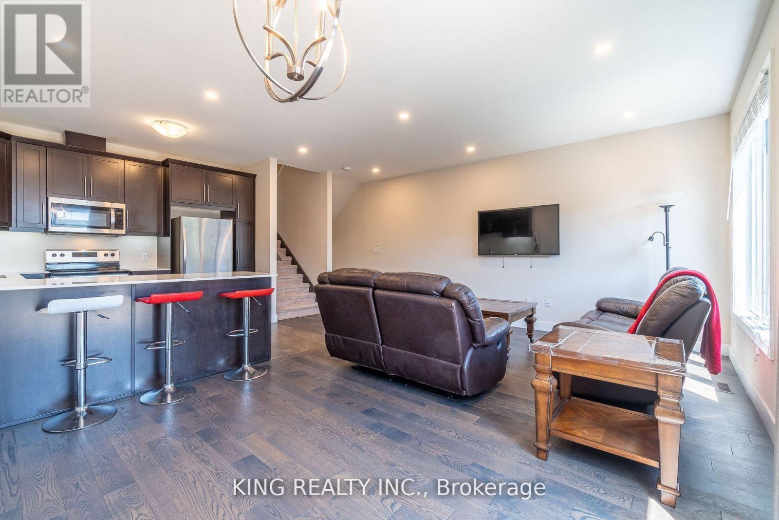 135 - 1960 Dalmagarry Road E, London North, ON - Indoor Photo Showing Kitchen