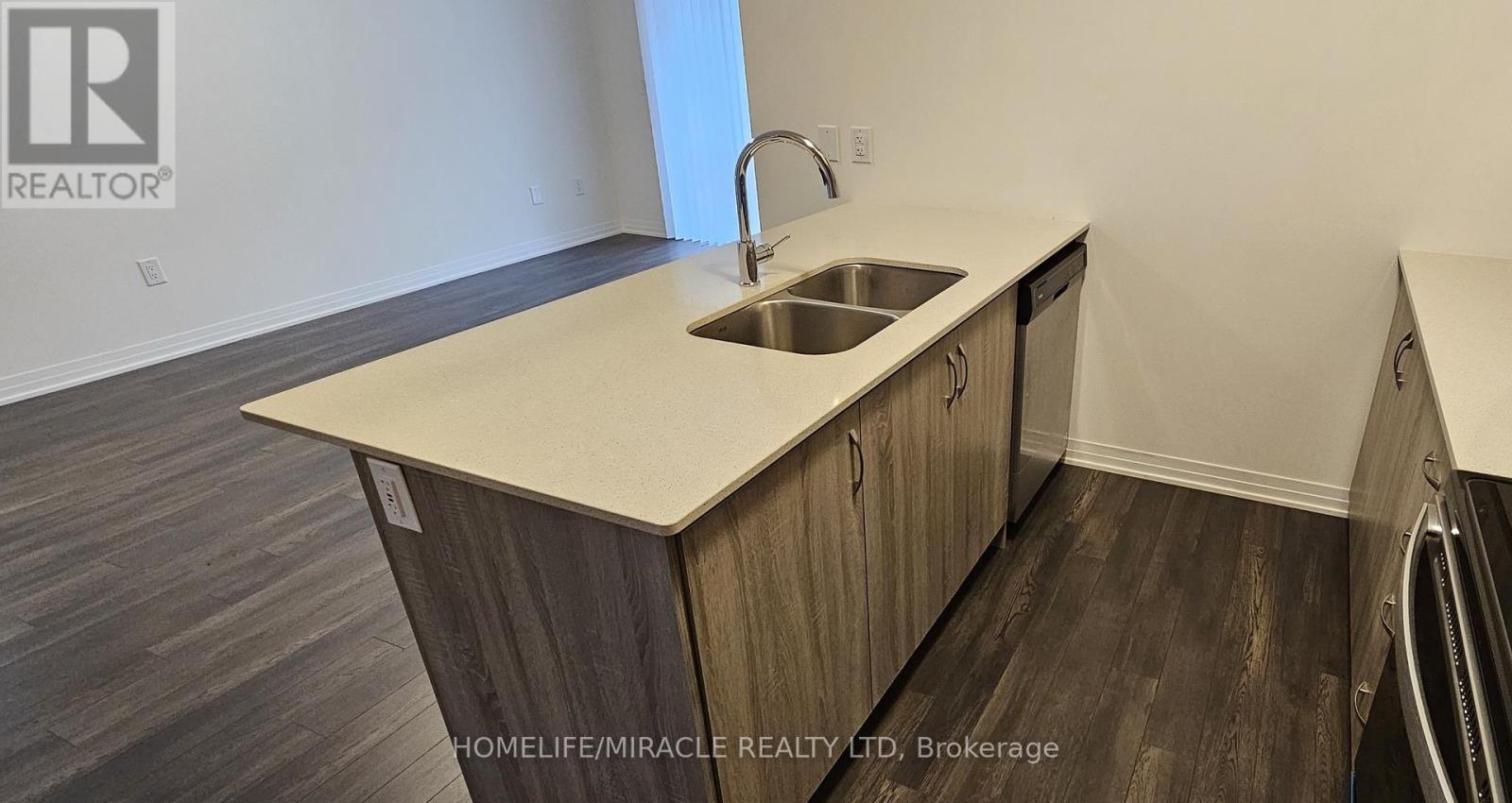 914 - 585 Colborne Street, Brantford, ON - Indoor Photo Showing Kitchen With Double Sink