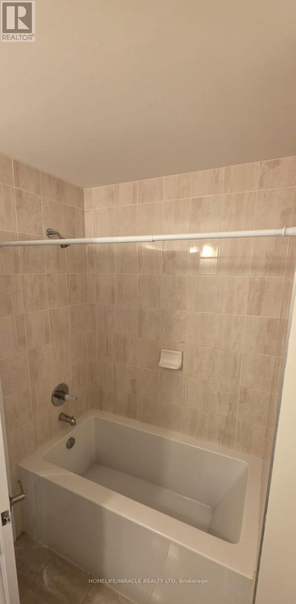 914 - 585 Colborne Street, Brantford, ON - Indoor Photo Showing Bathroom