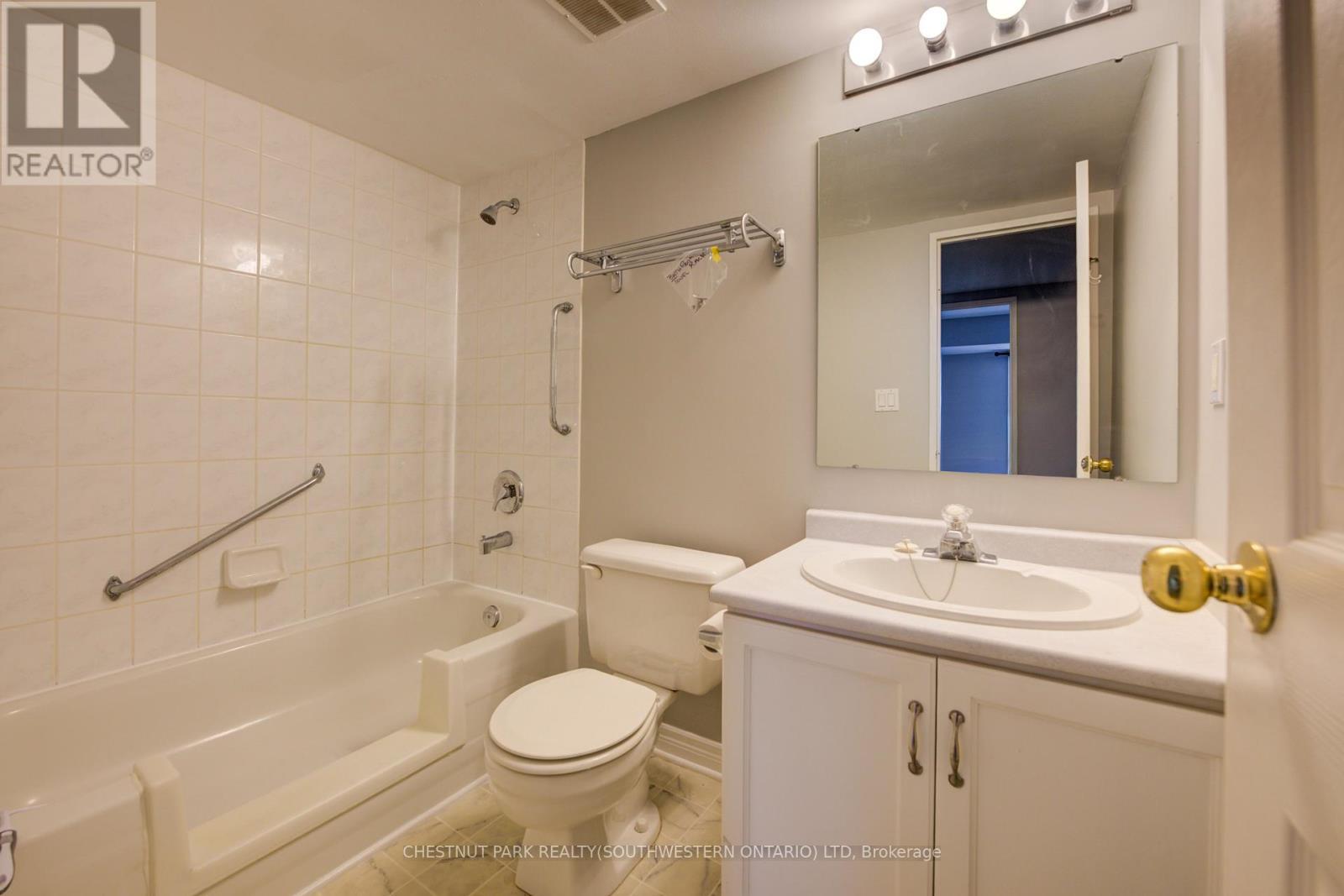 507 - 260 Sheldon Avenue N, Kitchener, ON - Indoor Photo Showing Bathroom