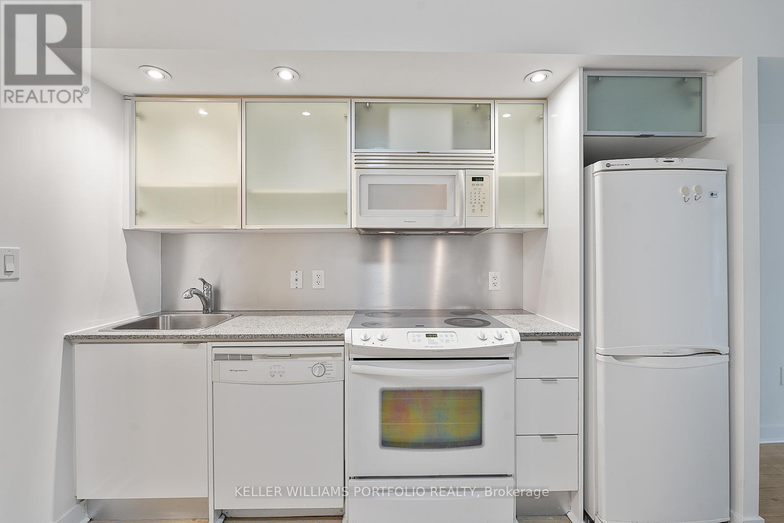 1505 - 25 Telegram Mews, Toronto, ON - Indoor Photo Showing Kitchen