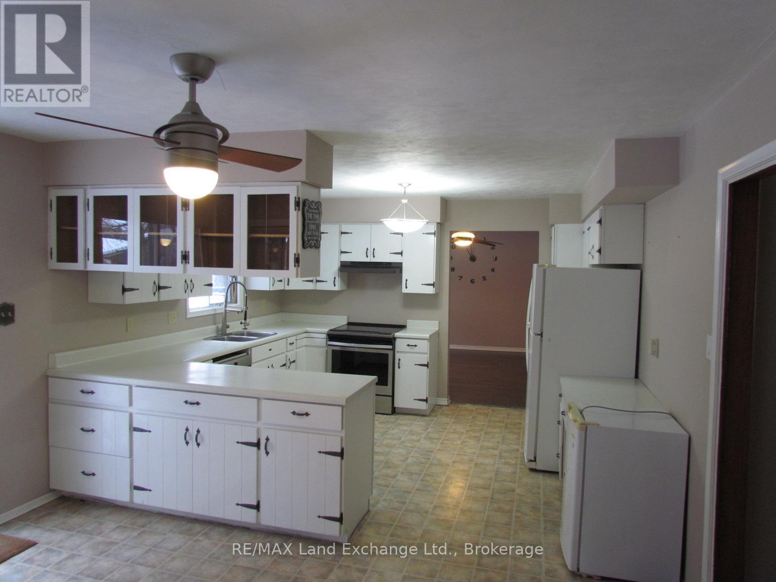 251 4Th Avenue, Hanover, ON - Indoor Photo Showing Kitchen With Double Sink