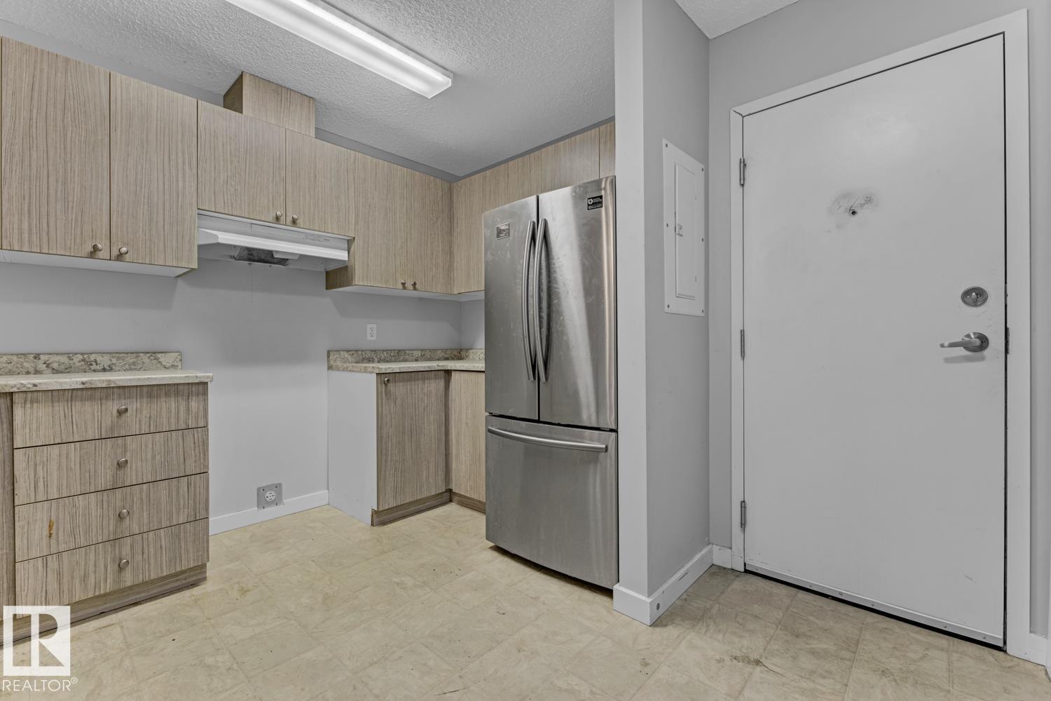 #108 14808 26 St Nw, Edmonton, AB - Indoor Photo Showing Kitchen