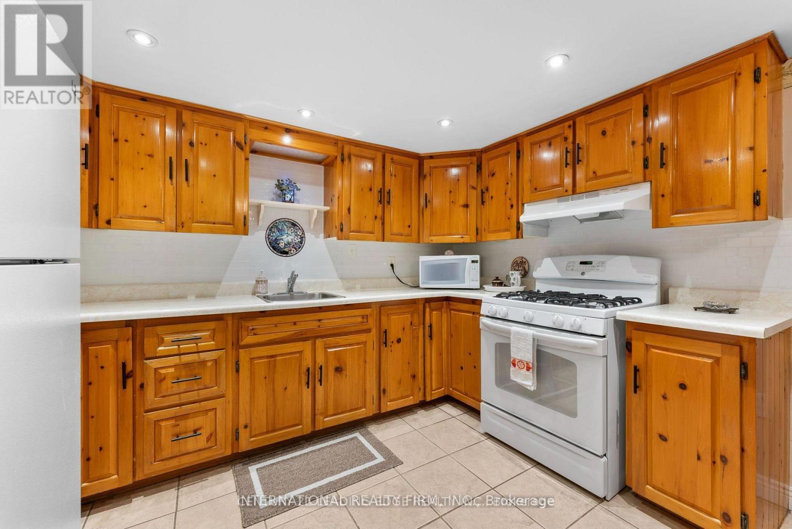 Basement Apt - 46 Johnson Road, Aurora, ON - Indoor Photo Showing Kitchen