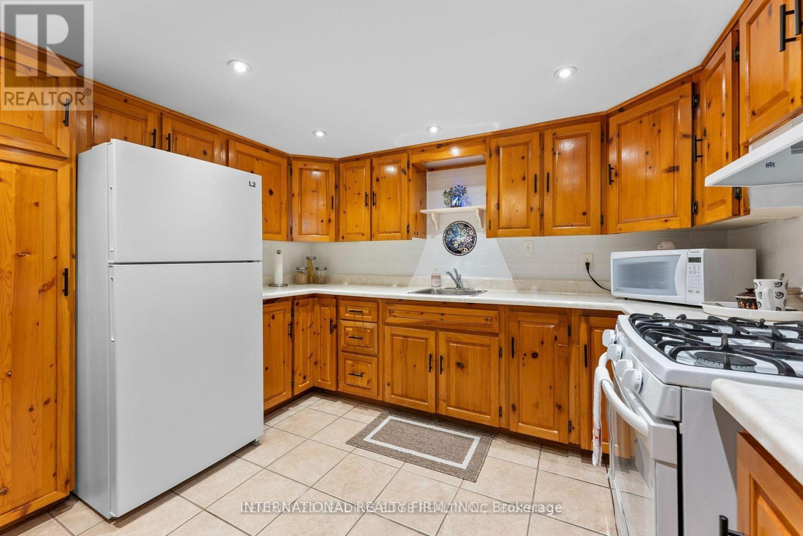 Basement Apt - 46 Johnson Road, Aurora, ON - Indoor Photo Showing Kitchen