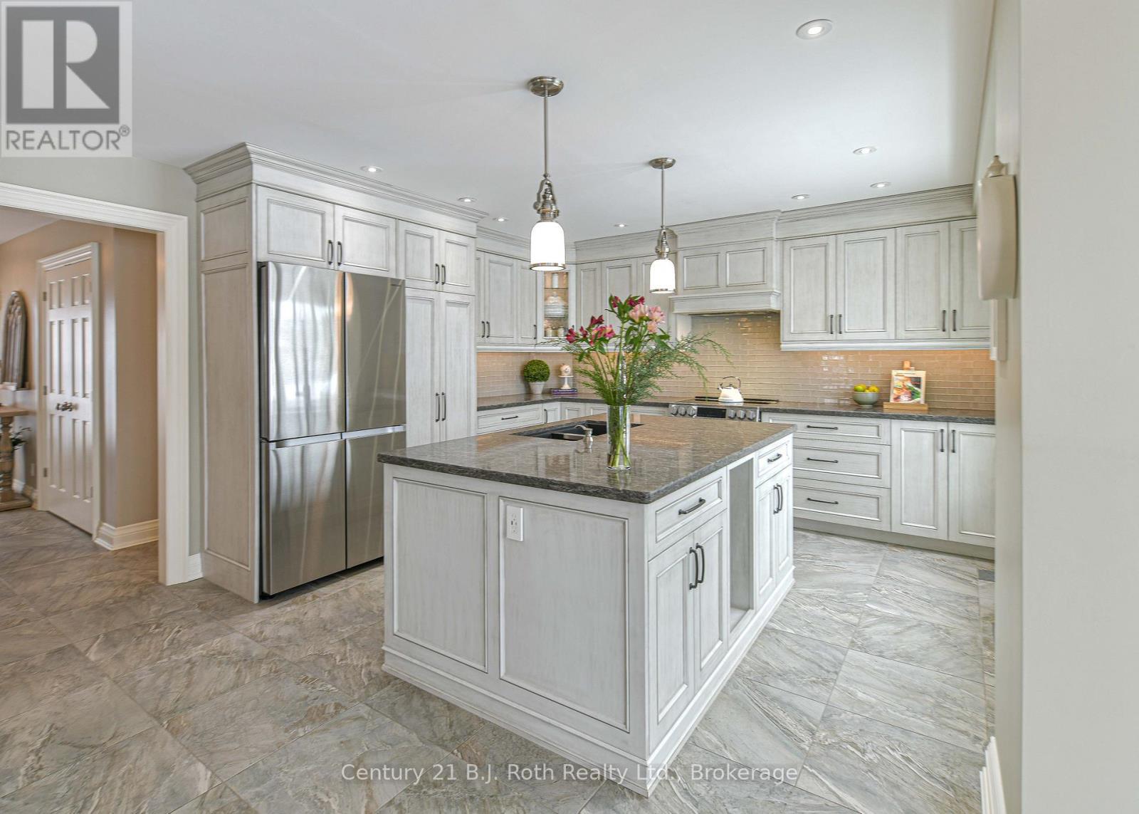 3255 10 Line N, Oro-Medonte, ON - Indoor Photo Showing Kitchen With Upgraded Kitchen