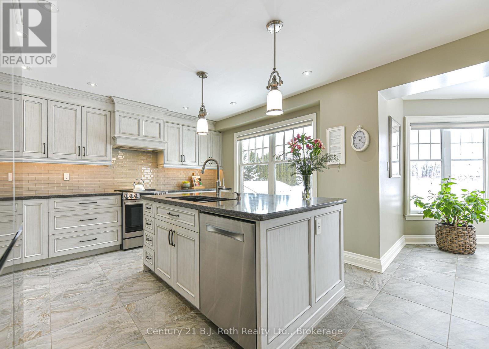3255 10 Line N, Oro-Medonte, ON - Indoor Photo Showing Kitchen With Upgraded Kitchen