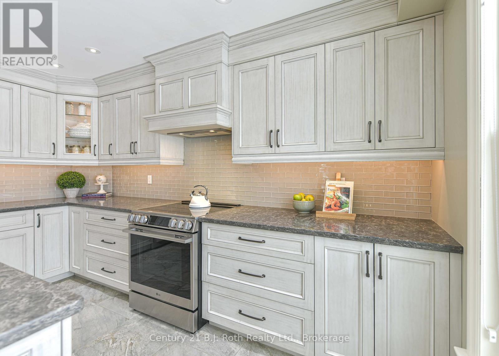 3255 10 Line N, Oro-Medonte, ON - Indoor Photo Showing Kitchen With Upgraded Kitchen