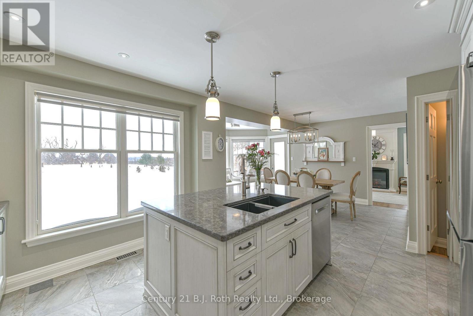 3255 10 Line N, Oro-Medonte, ON - Indoor Photo Showing Kitchen With Double Sink